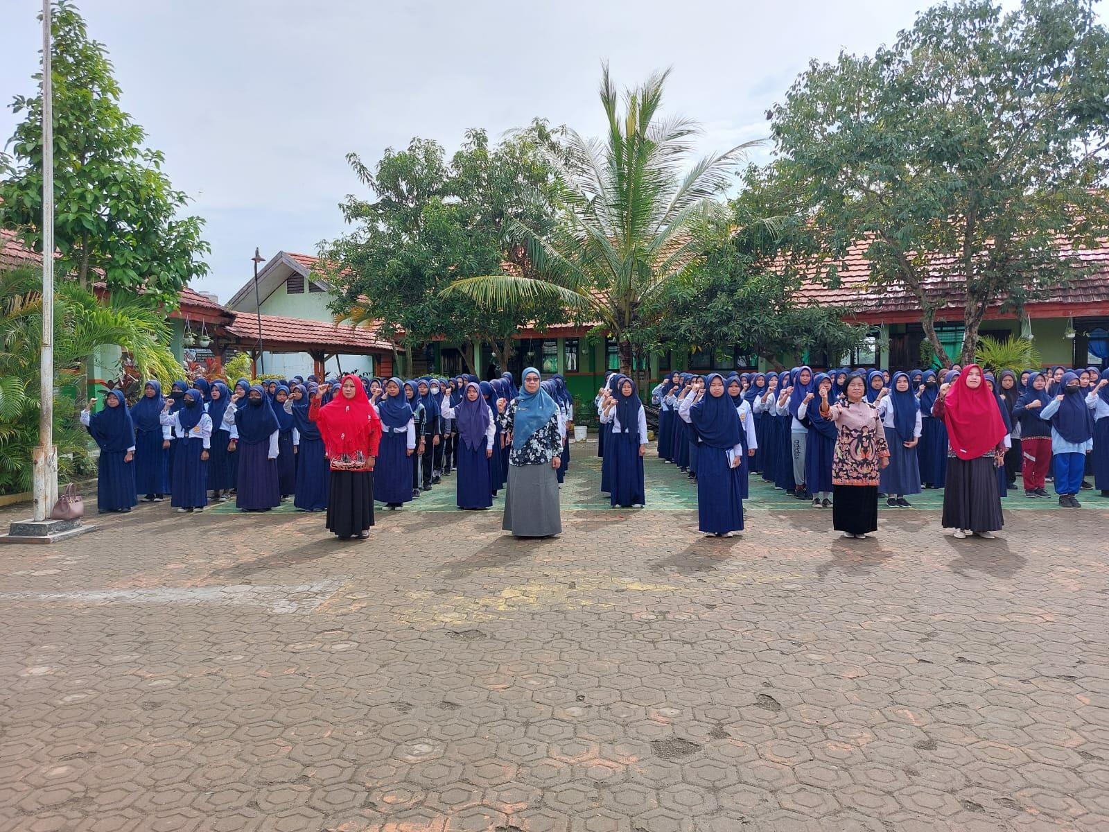 Latihan persiapan pelaksanaan Gema Anti Narkotika se-Indonesia melalui Mars BNN"Anti Narkoba" di SMP Negeri 2 Barombong Kabupaten Gowa Latihan persiapan pelaksanaan Gema Anti Narkotika se-Indonesia melalui Mars BNN”Anti Narkoba” di SMP Negeri 2 Barombong Kabupaten Gowa