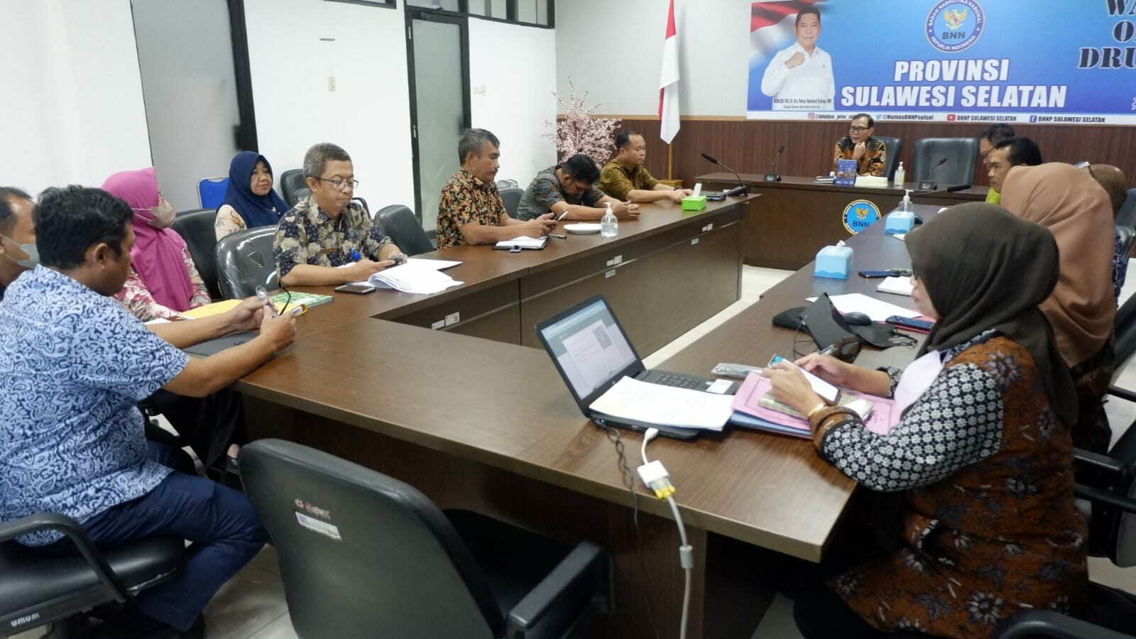 Kepala BNNP Sulawesi Selatan Pimpin Rapat Survei Kepuasan Masyarakat Terhadap BNN Kepala BNNP Sulawesi Selatan Pimpin Rapat Survei Kepuasan Masyarakat Terhadap BNN