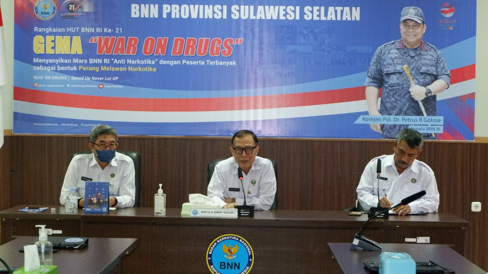 Kepala BNNP Sulawesi Selatan Membuka Kegiatan Rapat Kerja Teknis BNNP dan BNNK dalam upaya sinkronisasi pelaksanaan program pemberdayaan masyarakat Kepala BNNP Sulawesi Selatan Membuka Kegiatan Rapat Kerja Teknis BNNP dan BNNK dalam upaya sinkronisasi pelaksanaan program pemberdayaan masyarakat