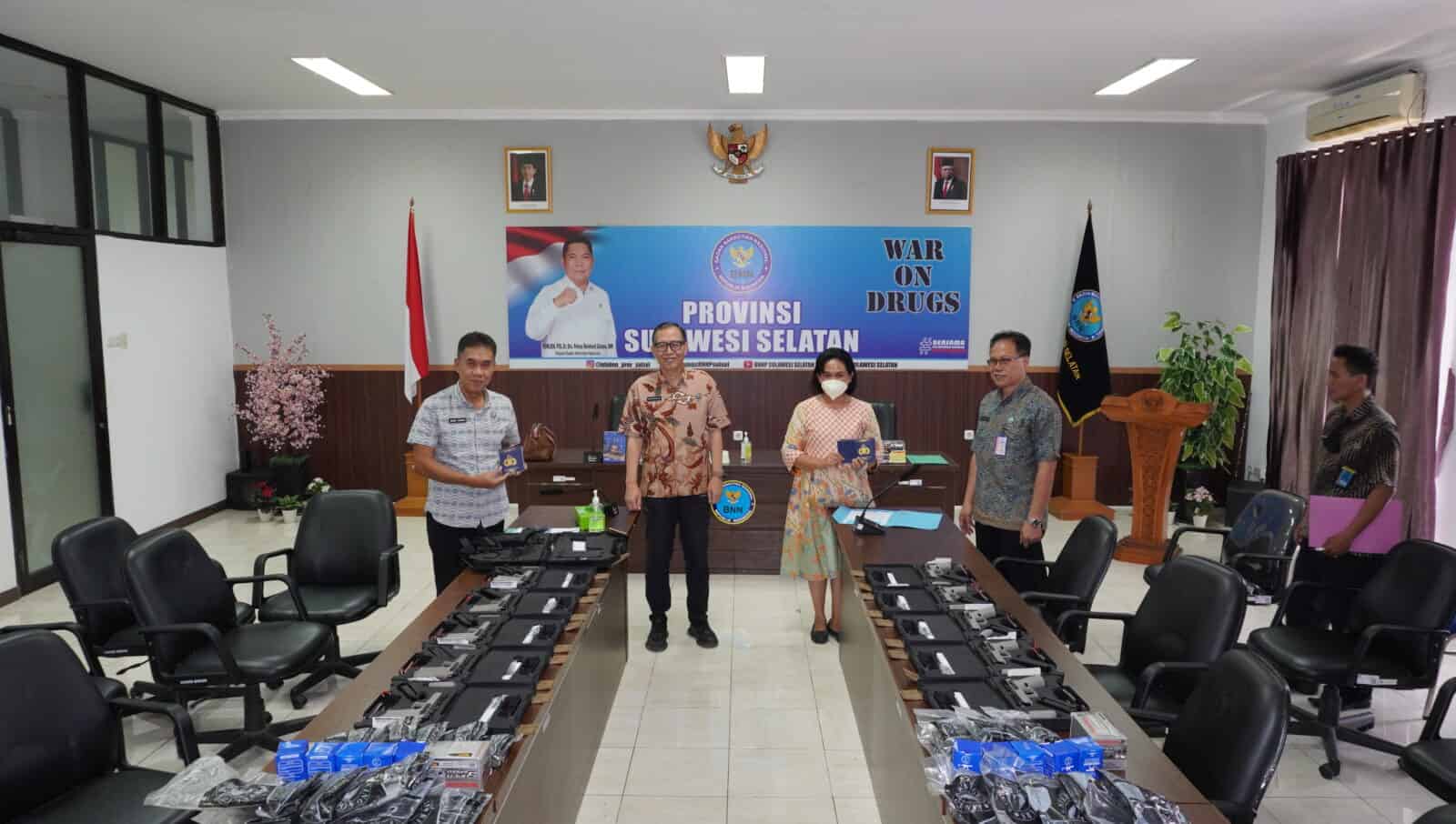 Kepala BNNP SULSEL Melakukan Pendistribusian Senjata Api Kepada Kepala BNNK Bone dan Kepala BNNK Tana Toraja Kepala BNNP SULSEL Melakukan Pendistribusian Senjata Api Kepada Kepala BNNK Bone dan Kepala BNNK Tana Toraja