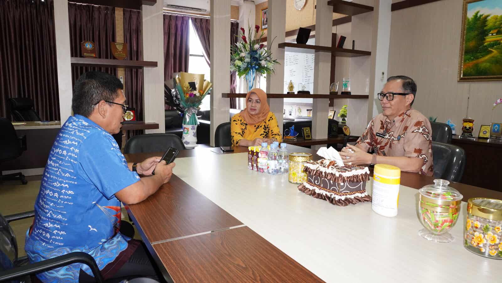 Kepala BNNP SulSel Menerima Kunjungan Kepala Dinas Pendidikan Kota Makassar Konsep Otomatis