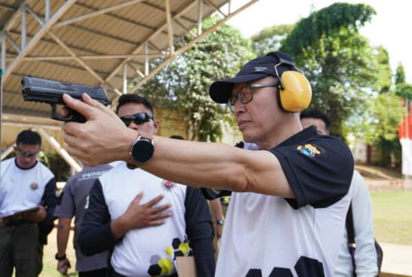 Dalam Rangka Hut Bhayangkara Ke-77 Tahun, Kepala BNN Prov. Sulsel Mengikuti Kejuaran Lomba Menembak Eksekutif Tahun 2023
