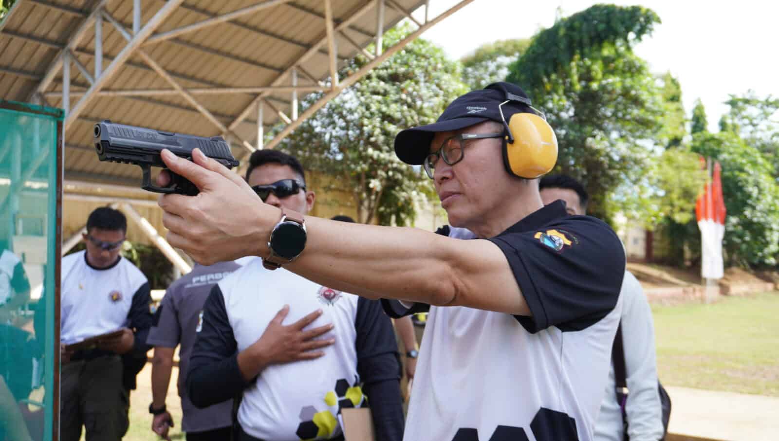 Dalam Rangka Hut Bhayangkara Ke-77 Tahun, Kepala BNN Prov. Sulsel Mengikuti Kejuaran Lomba Menembak Eksekutif Tahun 2023 Dalam Rangka Hut Bhayangkara Ke-77 Tahun, Kepala BNN Prov. Sulsel Mengikuti Kejuaran Lomba Menembak Eksekutif Tahun 2023