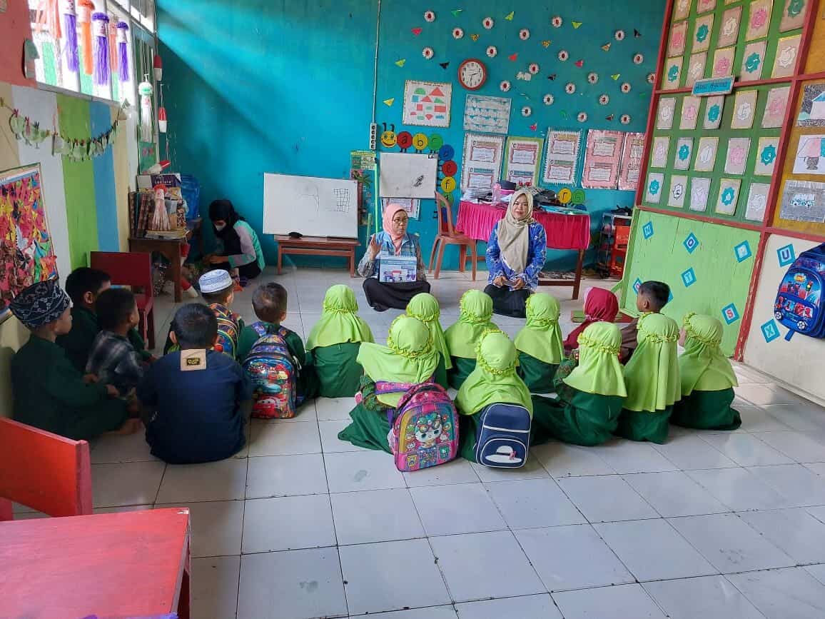Sosialisasi Pencegahan Bahaya Narkoba pada anak usia dini di TK Pelangi Caranggi Kecamatan Barombong Kabupaten Gowa Sosialisasi Pencegahan Bahaya Narkoba pada anak usia dini di TK Pelangi Caranggi Kecamatan Barombong Kabupaten Gowa