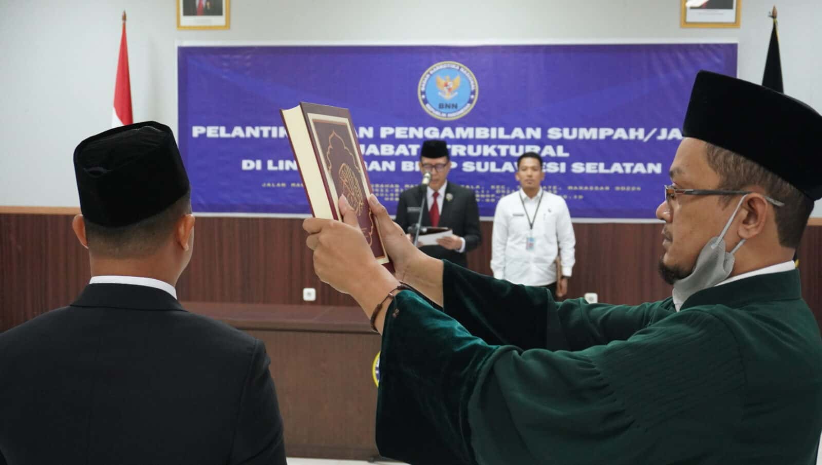 BNN Prov. SULSEL Melaksanakan Pelantikan Pengambilan Sumpah/Janji Jabatan Pejabat Pengawas/Eselon IV BNN Prov. SULSEL Melaksanakan Pelantikan Pengambilan Sumpah/Janji Jabatan Pejabat Pengawas/Eselon IV