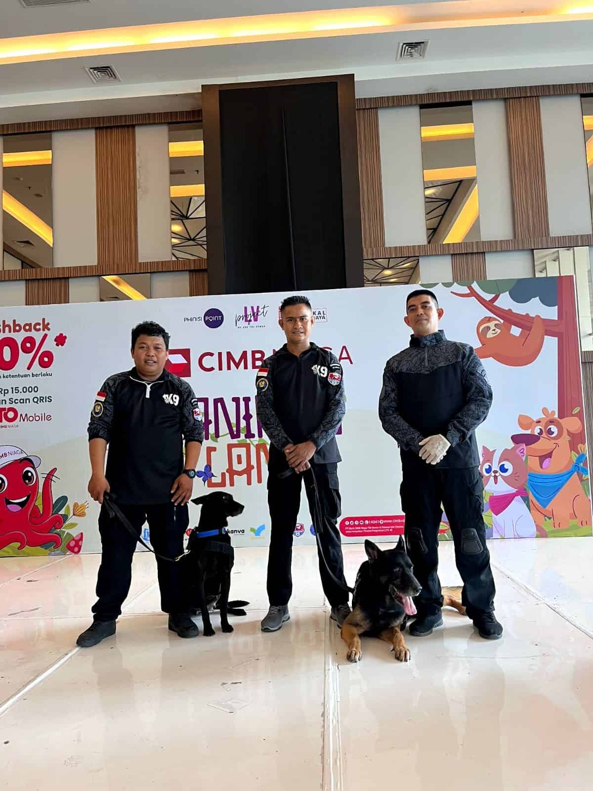 Unit K9 BNNP Sulsel Menampilkan Keahlian Pendeteksian Narkoba di Event Animal Land Unit K9 BNNP Sulsel Menampilkan Keahlian Pendeteksian Narkoba di