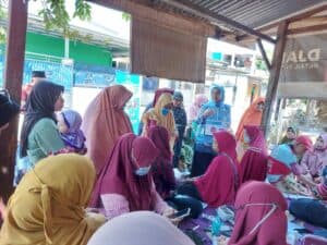 Penyuluhan dan Kampanye War on Drugs pada Kegiatan Posbindu UPT Puskesmas Kanjilo di Kampung Camba, Kecamatan Barombong, Kabupaten Gowa Penyuluh Narkoba, Rosnifai, SKM., M.Kes., Seksi Pencegahan Bidang P2M BNNP Sulawesi Selatan melakukan kegiatan Penyuluhan dan Kampanye war on drugs dalam kegiatan Posbindu yang digelar oleh UPT Puskesmas Kanjilo, Kecamatan Barombong Kabupaten Gowa. Kegiatan penyuluhan dan kampanye war on drugs diisi dengan memberikan informasi kepada masyarakat terkait: 1. Dampak dan bahaya penyalahgunaan narkoba; 2. Upaya rehabilitasi bagi pecandu dan/atau korban penyalahgunaan narkoba. Penyuluhan ini dihadiri sebanyak 25 orang yang terdiri dari masyarakat yang berkunjung ke Posbindu, Kader Posbindu serta petugas kesehatan dari UPT Puskesmas Kanjilo.
