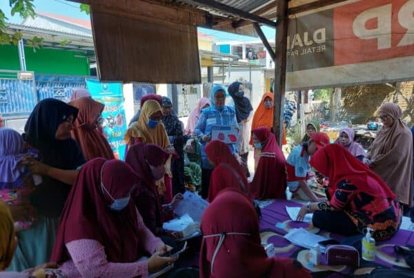 Penyuluhan dan Kampanye War on Drugs pada Kegiatan Posbindu UPT Puskesmas Kanjilo di Kampung Camba, Kecamatan Barombong, Kabupaten Gowa Penyuluh Narkoba, Rosnifai, SKM., M.Kes., Seksi Pencegahan Bidang P2M BNNP Sulawesi Selatan melakukan kegiatan Penyuluhan dan Kampanye war on drugs dalam kegiatan Posbindu yang digelar oleh UPT Puskesmas Kanjilo, Kecamatan Barombong Kabupaten Gowa. Kegiatan penyuluhan dan kampanye war on drugs diisi dengan memberikan informasi kepada masyarakat terkait: 1. Dampak dan bahaya penyalahgunaan narkoba; 2. Upaya rehabilitasi bagi pecandu dan/atau korban penyalahgunaan narkoba. Penyuluhan ini dihadiri sebanyak 25 orang yang terdiri dari masyarakat yang berkunjung ke Posbindu, Kader Posbindu serta petugas kesehatan dari UPT Puskesmas Kanjilo.