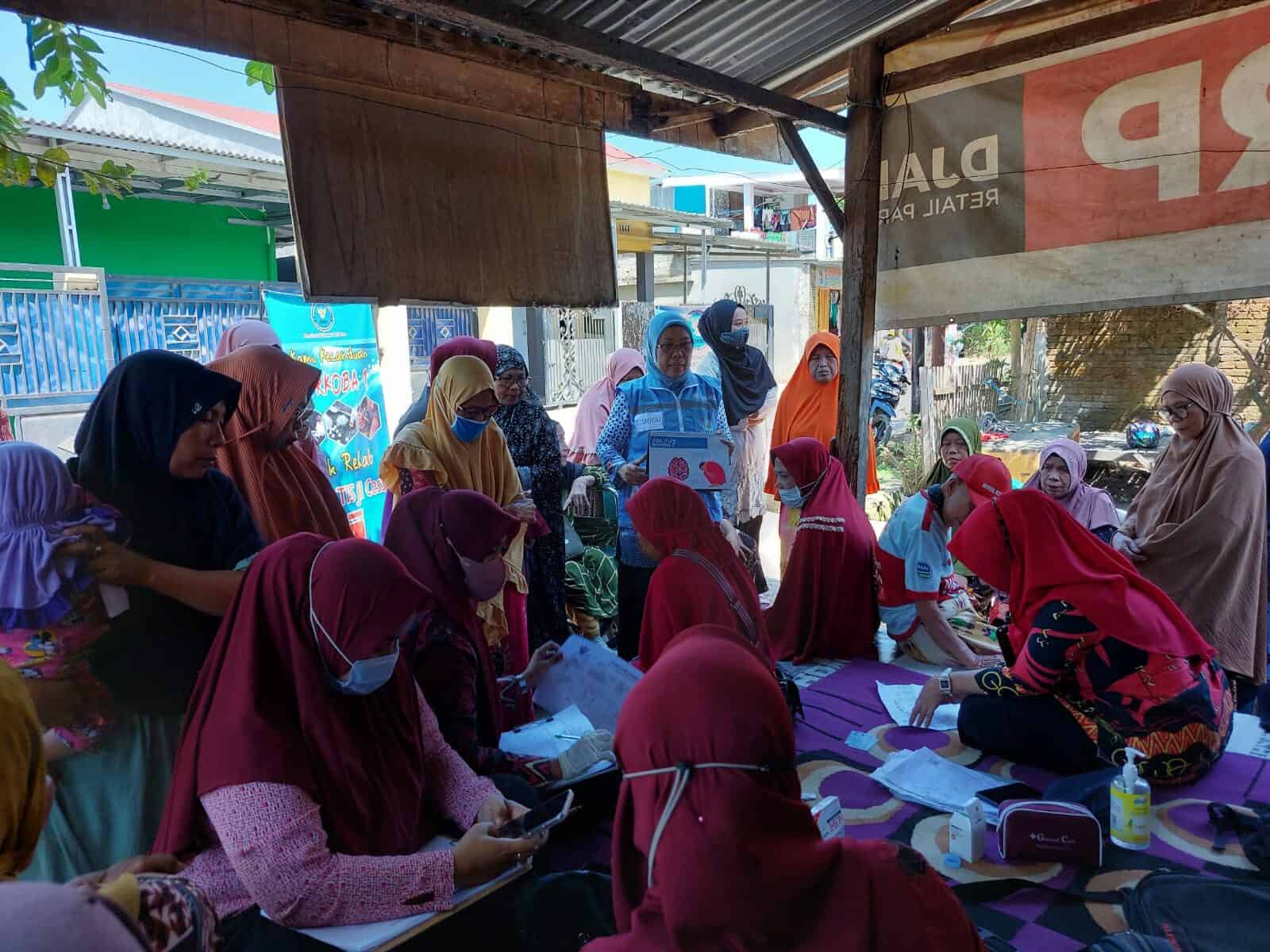 Penyuluhan dan Kampanye War on Drugs pada Kegiatan Posbindu UPT Puskesmas Kanjilo di Kampung Camba, Kecamatan Barombong, Kabupaten Gowa Penyuluhan dan Kampanye War on Drugs pada Kegiatan Posbindu UPT Puskesmas Kanjilo di Kampung Camba, Kecamatan Barombong, Kabupaten Gowa Penyuluh Narkoba, Rosnifai, SKM., M.Kes., Seksi Pencegahan Bidang P2M BNNP Sulawesi Selatan melakukan kegiatan Penyuluhan dan Kampanye war on drugs dalam kegiatan Posbindu yang digelar oleh UPT Puskesmas Kanjilo, Kecamatan Barombong Kabupaten Gowa. Kegiatan penyuluhan dan kampanye war on drugs diisi dengan memberikan informasi kepada masyarakat terkait: 1. Dampak dan bahaya penyalahgunaan narkoba; 2. Upaya rehabilitasi bagi pecandu dan/atau korban penyalahgunaan narkoba. Penyuluhan ini dihadiri sebanyak 25 orang yang terdiri dari masyarakat yang berkunjung ke Posbindu, Kader Posbindu serta petugas kesehatan dari UPT Puskesmas Kanjilo.