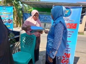 Penyuluhan dan Kampanye War on Drugs pada Kegiatan Posbindu UPT Puskesmas Kanjilo di Kampung Camba, Kecamatan Barombong, Kabupaten Gowa Penyuluh Narkoba, Rosnifai, SKM., M.Kes., Seksi Pencegahan Bidang P2M BNNP Sulawesi Selatan melakukan kegiatan Penyuluhan dan Kampanye war on drugs dalam kegiatan Posbindu yang digelar oleh UPT Puskesmas Kanjilo, Kecamatan Barombong Kabupaten Gowa. Kegiatan penyuluhan dan kampanye war on drugs diisi dengan memberikan informasi kepada masyarakat terkait: 1. Dampak dan bahaya penyalahgunaan narkoba; 2. Upaya rehabilitasi bagi pecandu dan/atau korban penyalahgunaan narkoba. Penyuluhan ini dihadiri sebanyak 25 orang yang terdiri dari masyarakat yang berkunjung ke Posbindu, Kader Posbindu serta petugas kesehatan dari UPT Puskesmas Kanjilo.