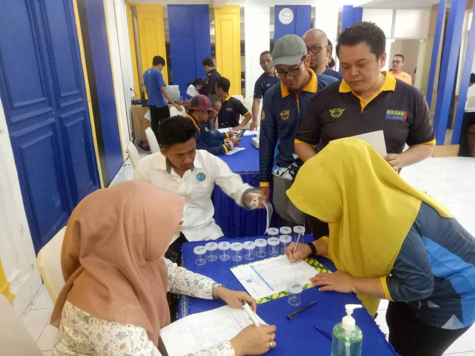 BNN Provinsi Sulawesi Selatan Melaksanakan Deteksi Dini Melalui Tes Urine Di Lingkungan Kantor Pengawasan dan Pelayanan Bea Dan Cukai Tipe Madya Pabean B (KPPBC TMP B)
