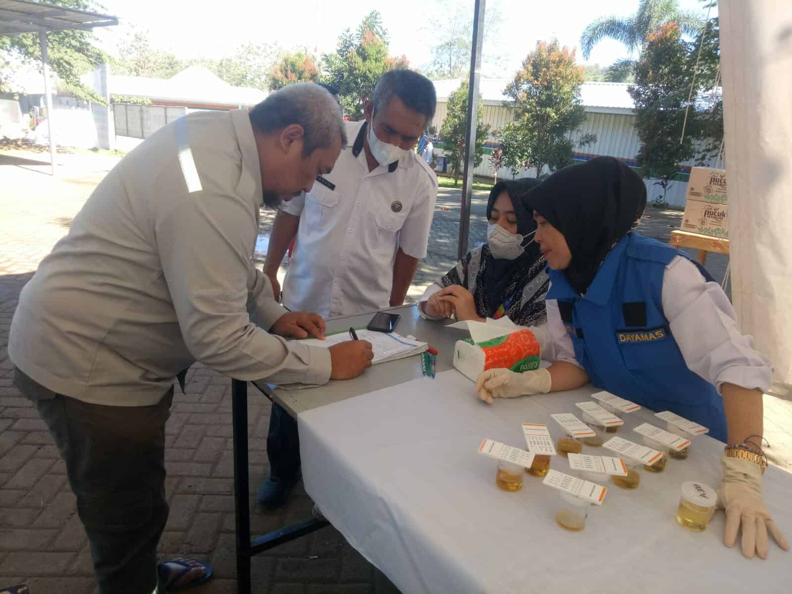 BNN Provinsi Sulawesi Selatan Tes Urine bagi Karyawan dan Pekerja di Lingkungan PT. WIKA-DMT-KSO Proyek Bendungan Pammukkulu Kab. Takalar BNN Provinsi Sulawesi Selatan Tes Urine bagi Karyawan dan Pekerja di Lingkungan PT. WIKA-DMT-KSO Proyek Bendungan Pammukkulu Kab. Takalar