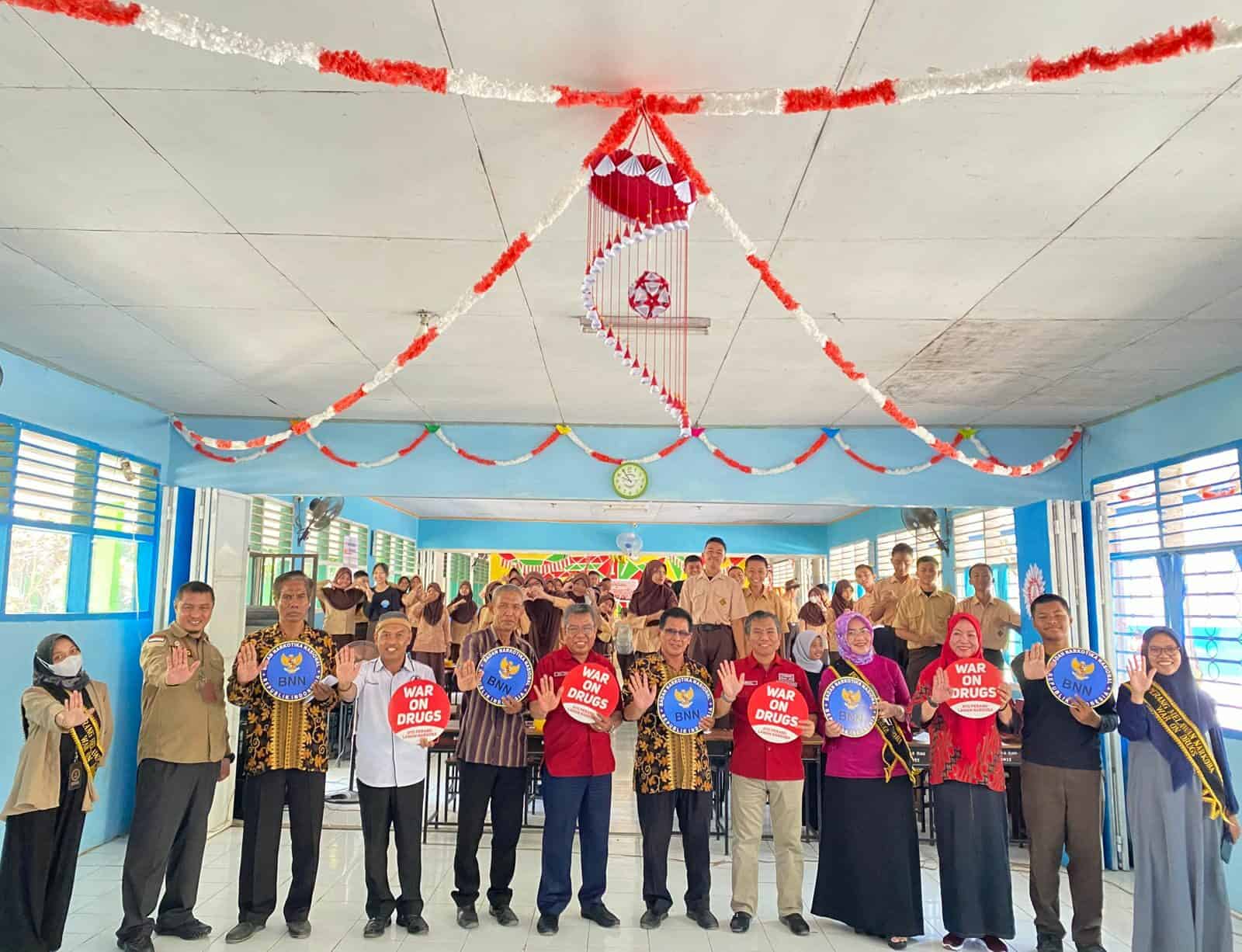 Satgas Extraordinary BNNP Sulsel melalui strategi Soft Power Aproach BNNP Sulsel Kerjasama Kesbangpol Kota Makassar Perkuat Ketahanan Diri Anti Narkoba Siswa SMPN 17 Satgas Extraordinary BNNP Sulsel melalui strategi Soft Power Aproach BNNP Sulsel Kerjasama Kesbangpol Kota Makassar Perkuat ketahanan diri anti Narkoba Siswa SMPN 17