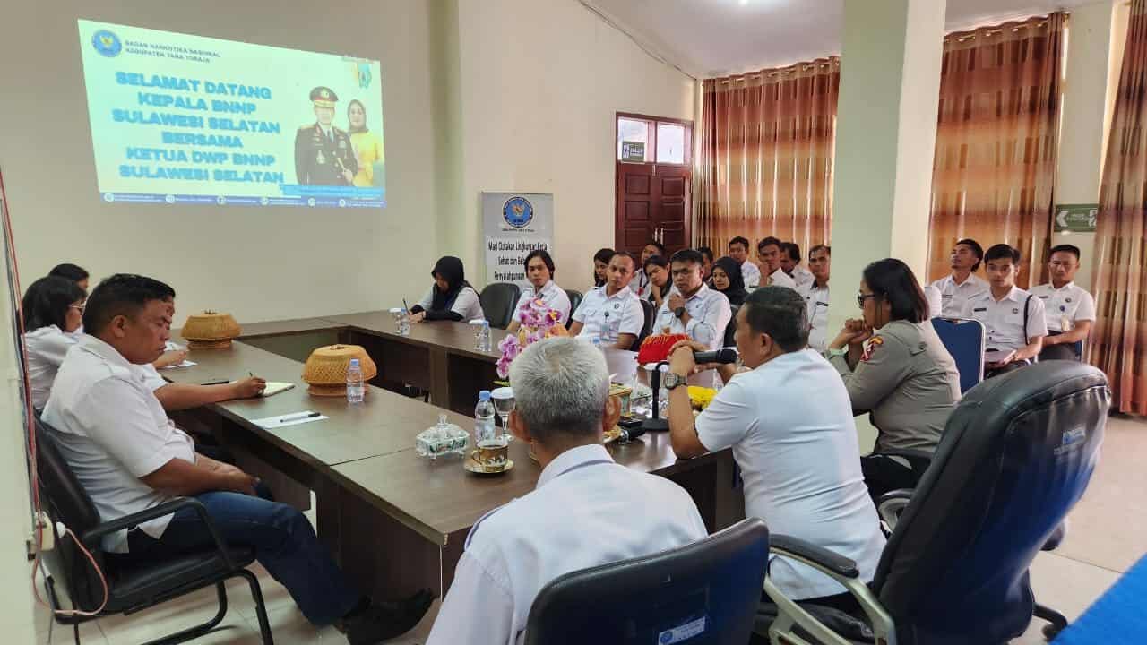 KEPALA BNNP SULAWESI SELATAN MEMBERIKAN MOTIVASI KEPADA BNNK TANA TORAJA TERKAIT PENANGANAN NARKOTIKA SECARA EXTRAORDINARY KEPALA BNNP SULAWESI SELATAN MEMBERIKAN MOTIVASI KEPADA BNNK TANA TORAJA TERKAIT PENANGANAN NARKOTIKA SECARA EXTRAORDINARY