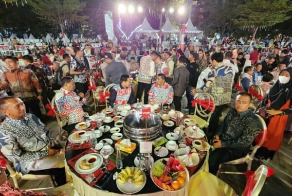 KEPALA BNN PROV.SULSEL DIDAMPINGI KETUA DWP BNNP SULAWESI SELATAN MENGHADIRI PEMBUKAAN PENTAS SENI BUDAYA DAN UMKM PADA HARI JADI SULSEL KE 354 TAHUN