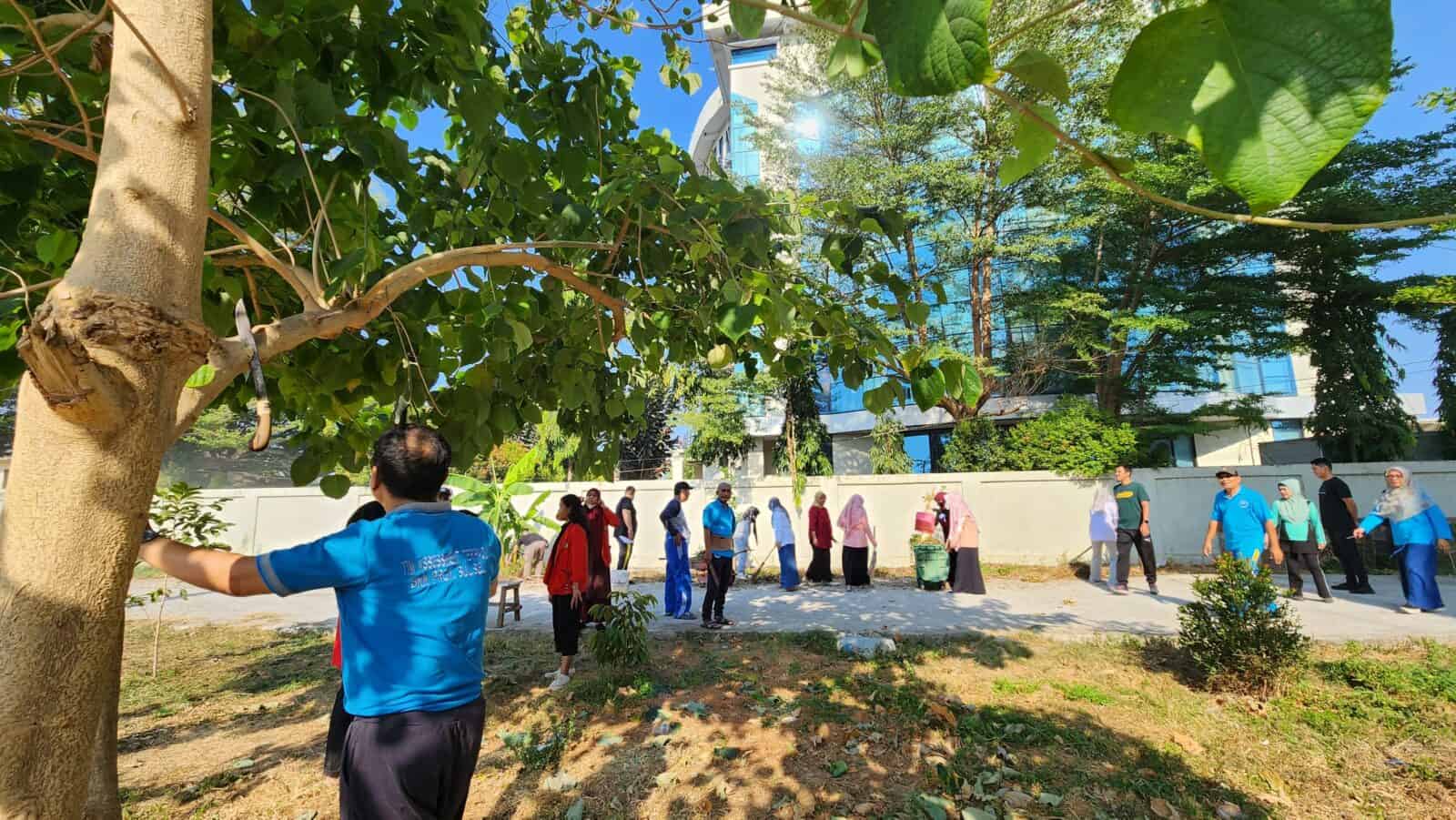 Peduli Lingkungan Hidup yang Bersih dan Sehat, Personil BNNP Sulsel Kompak Melaksanakan Kerja Bakti Peduli Lingkungan Hidup yang Bersih dan Sehat, Personil BNNP Sulsel Kompak Melaksanakan Kerja Bakti
