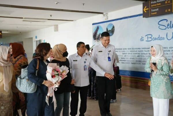KEPALA BNNP SULAWESI SELATAN DIDAMPINGI KETUA DWP BNNP SULAWESI SELATAN MENYAMBUT KEDATANGAN PENASEHAT DWP BNN RI DI MAKASSAR-TORAJA