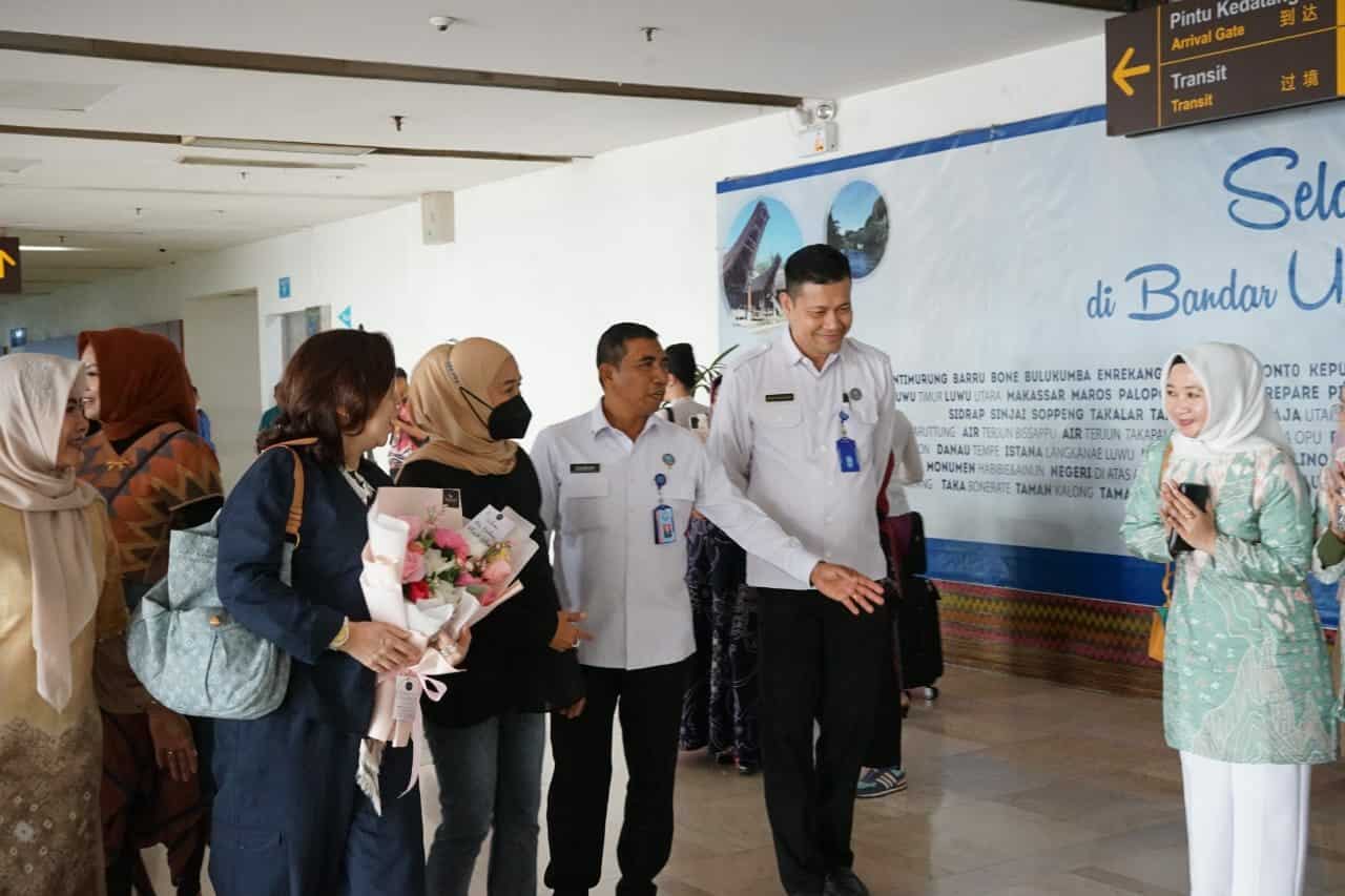 KEPALA BNNP SULAWESI SELATAN DIDAMPINGI KETUA DWP BNNP SULAWESI SELATAN MENYAMBUT KEDATANGAN PENASEHAT DWP BNN RI DI MAKASSAR-TORAJA KEPALA BNNP SULAWESI SELATAN DIDAMPINGI KETUA DWP BNNP SULAWESI SELATAN MENYAMBUT KEDATANGAN PENASEHAT DWP BNN RI DI MAKASSAR-TORAJA