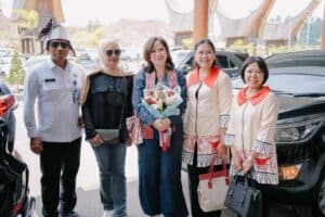 KEPALA BNNP SULAWESI SELATAN DIDAMPINGI KETUA DWP BNNP SULAWESI SELATAN MENYAMBUT KEDATANGAN PENASEHAT DWP BNN RI DI MAKASSAR-TORAJA KEPALA BNNP SULAWESI SELATAN DIDAMPINGI KETUA DWP BNNP SULAWESI SELATAN MENYAMBUT KEDATANGAN PENASEHAT DWP BNN RI DI MAKASSAR-TORAJA