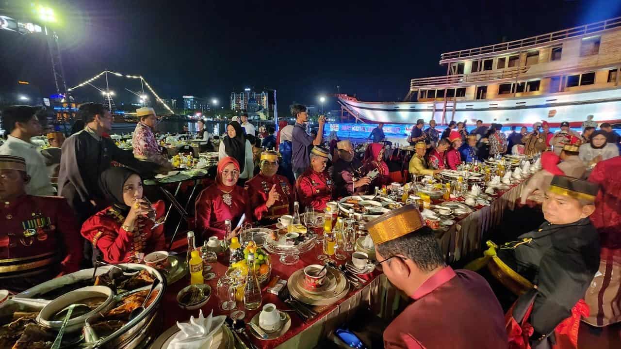 Kepala BNNP Sulawesi Selatan Didampingi Ketua DWP BNNP Sulawesi Selatan Menghadiri Peringatan Hari Jadi Kota Makassar ke 416 Tahun Kepala BNNP Sulawesi Selatan Didampingi Ketua DWP BNNP Sulawesi Selatan Menghadiri Peringatan Hari Jadi Kota Makassar ke 416 Tahun
