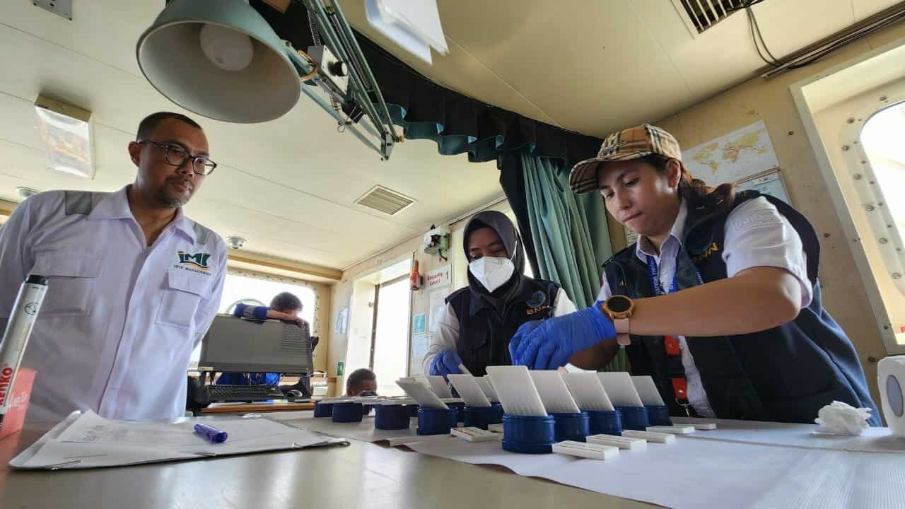 BNN Provinsi Sulawesi Selatan Lakukan Skrining Uji Narkotika Awak Kapal Karunia Gemilang II Milik LMI Group BNN Provinsi Sulawesi Selatan Lakukan Skrining Uji Narkotika Awak Kapal Karunia Gemilang II Milik LMI Group