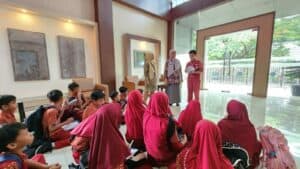 Sosialisasi Bahaya Penyalahgunaan Narkoba pada Kegiatan Kunjungan SD Rappokalling 2 di BNNP Sulsel