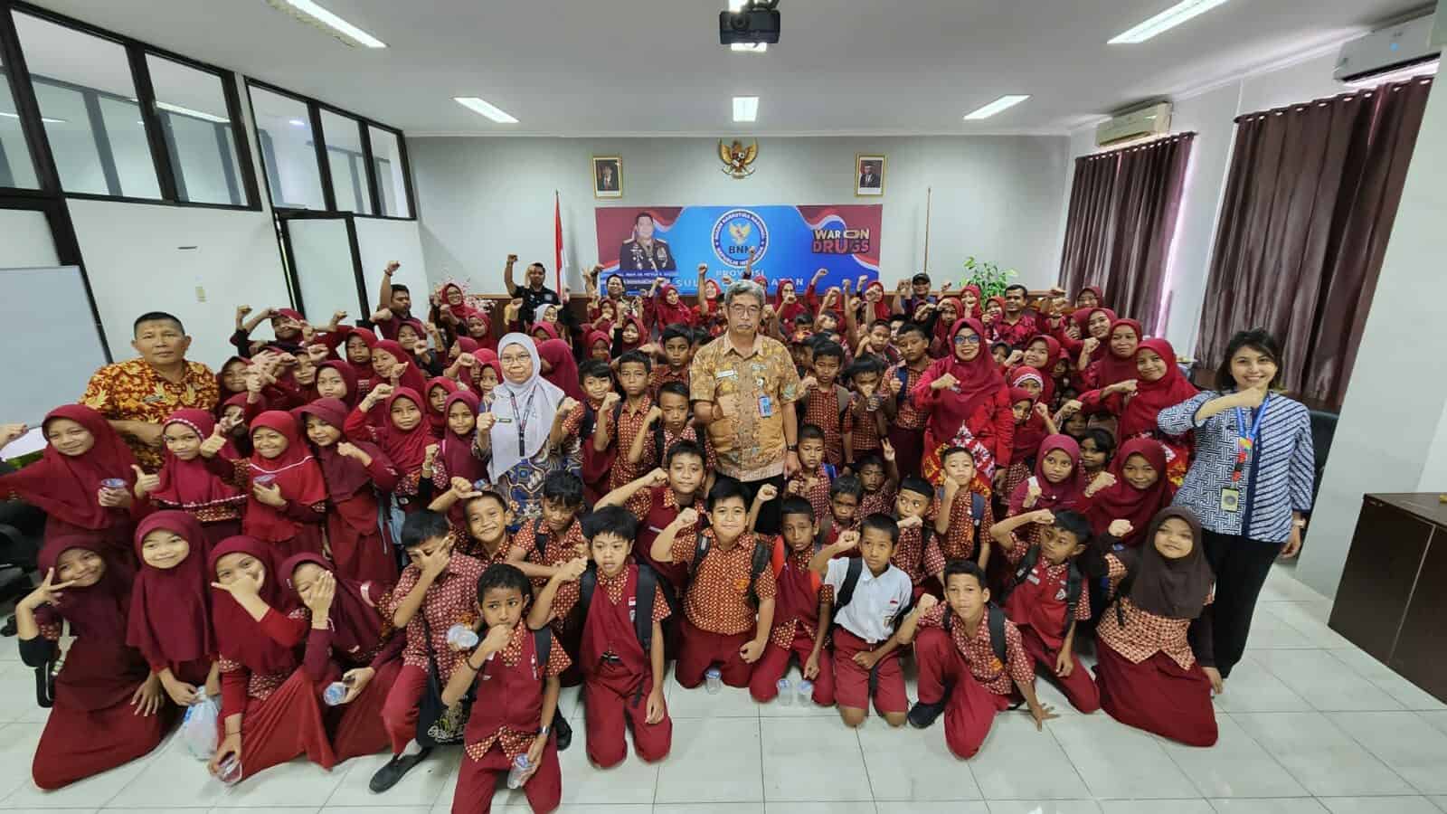 Sosialisasi Bahaya Penyalahgunaan Narkoba pada Kegiatan Kunjungan SD Rappokalling 2 di BNNP Sulsel