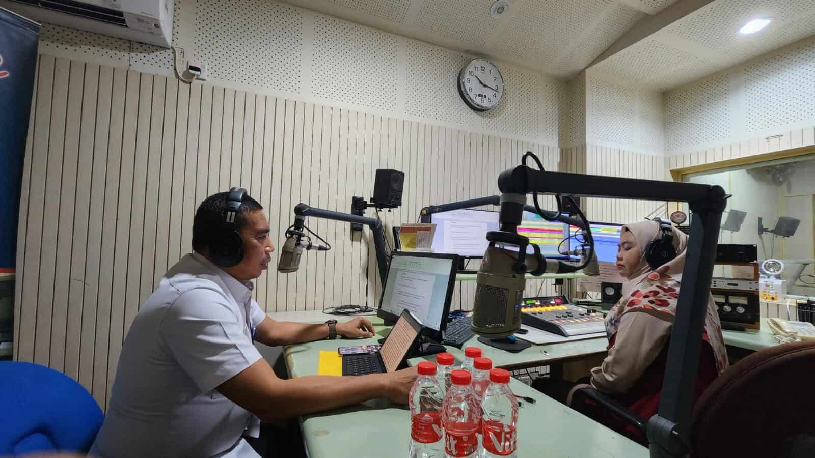 Kepala BNNP Sulsel Melaksanakan Kegiatan Diseminasi Informasi P4GN Melalui Media Radio Telstar FM