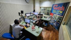 Kepala BNNP Sulsel Melaksanakan Kegiatan Diseminasi Informasi P4GN Melalui Media Radio Telstar FM