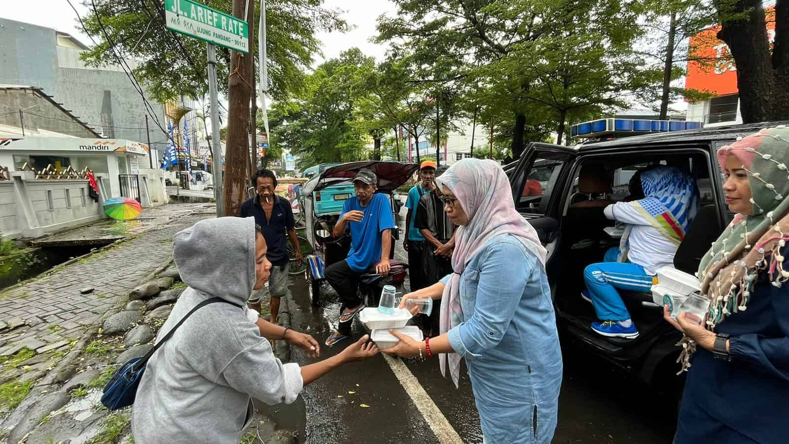 BNNP Sulsel Melaksanakan Jum'at Berbagi Berkah BNNP Sulsel Melaksanakan Jum’at Berbagi Berkah
