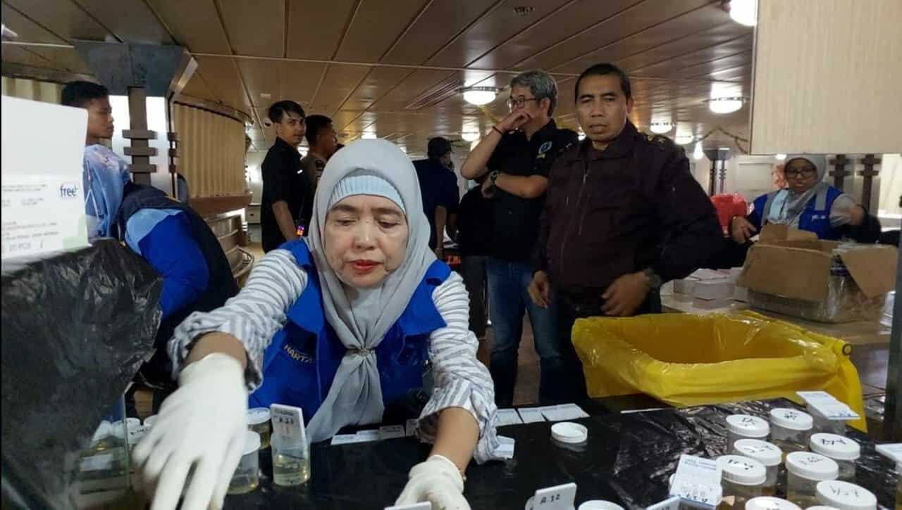 Kepala BNNP Sulsel Pantau Langsung Tes Uji Penyalahgunaan Narkoba Kepada Awak KM. Bukit Siguntang Kepala BNNP Sulsel Pantau Langsung Tes Uji Penyalahgunaan Narkoba Kepada Awak KM. Bukit Siguntang