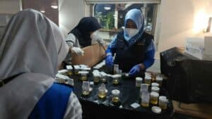 Kepala BNNP Sulsel Pantau Langsung Tes Uji Penyalahgunaan Narkoba Kepada Awak KM. Bukit Siguntang Kepala BNNP Sulsel Pantau Langsung Tes Uji Penyalahgunaan Narkoba Kepada Awak KM. Bukit Siguntang