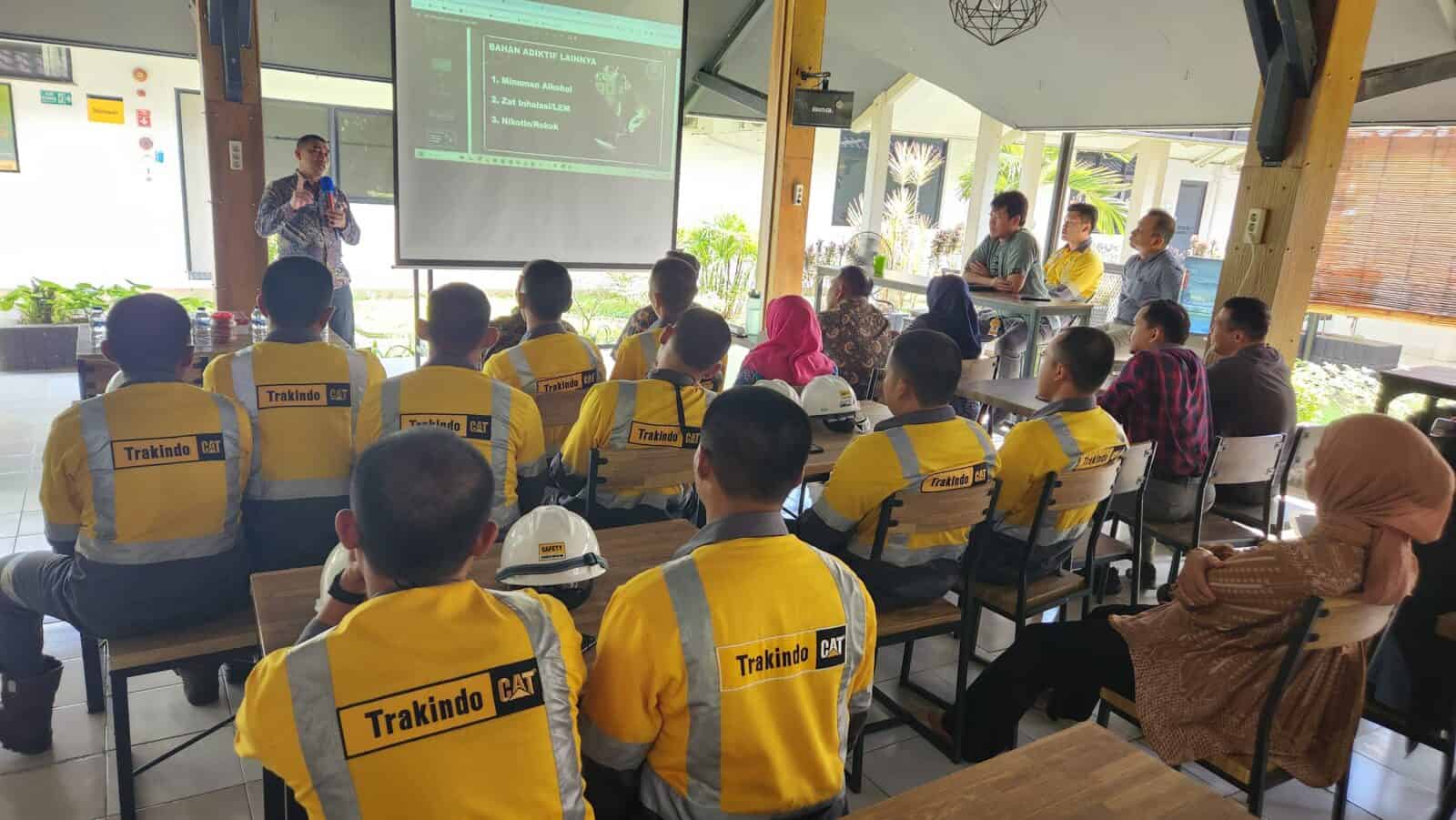 Kepala BNNP Sulawesi Selatan Mengajak PT. Trakindo Utama Cabang Makassar Menciptakan Lingkungan Kerja Bersih Narkoba Kepala BNNP Sulawesi Selatan Mengajak PT. Trakindo Utama Cabang Makassar Menciptakan Lingkungan Kerja Bersih Narkoba