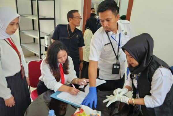 CIPTAKAN LINGKUNGAN BERSINAR, BNNP SULSEL BEKERJASAMA DENGAN PENGADILAN NEGERI MAKASSAR MELAKSANAKAN DETEKSI DINI