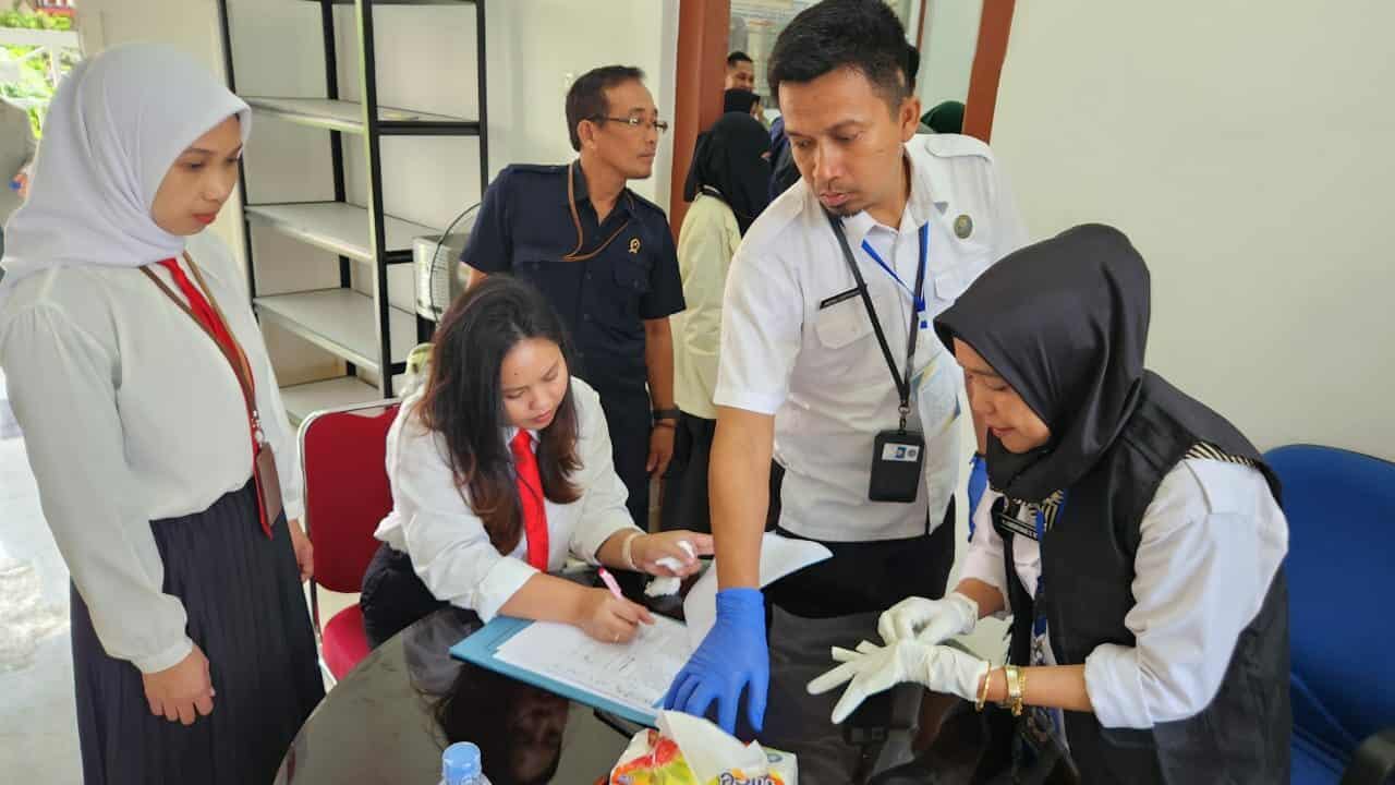 CIPTAKAN LINGKUNGAN BERSINAR, BNNP SULSEL BEKERJASAMA DENGAN PENGADILAN NEGERI MAKASSAR MELAKSANAKAN DETEKSI DINI CIPTAKAN LINGKUNGAN BERSINAR, BNNP SULSEL BEKERJASAMA DENGAN PENGADILAN NEGERI MAKASSAR MELAKSANAKAN DETEKSI DINI