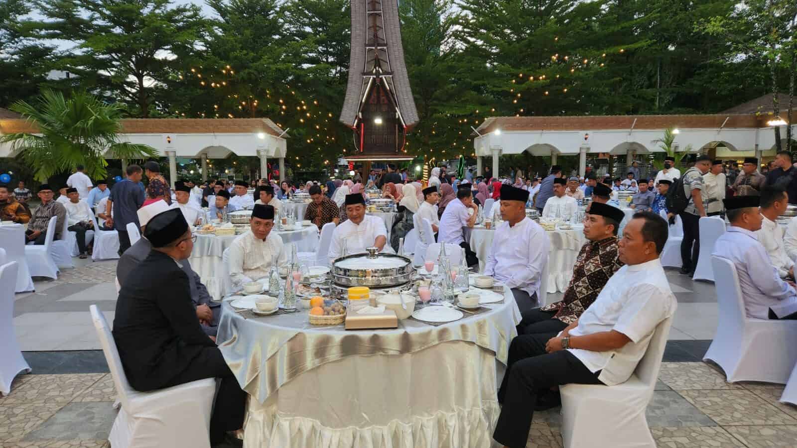 KOMPAK DALAM SINERGITAS, KEPALA BNN PROV. SULAWESI SELATAN DIDAMPINGI KETUA DWP BNNP SULAWESI SELATAN HADIRI BUKA PUASA BERSAMA DENGAN FORKOPIMDA SULSEL
