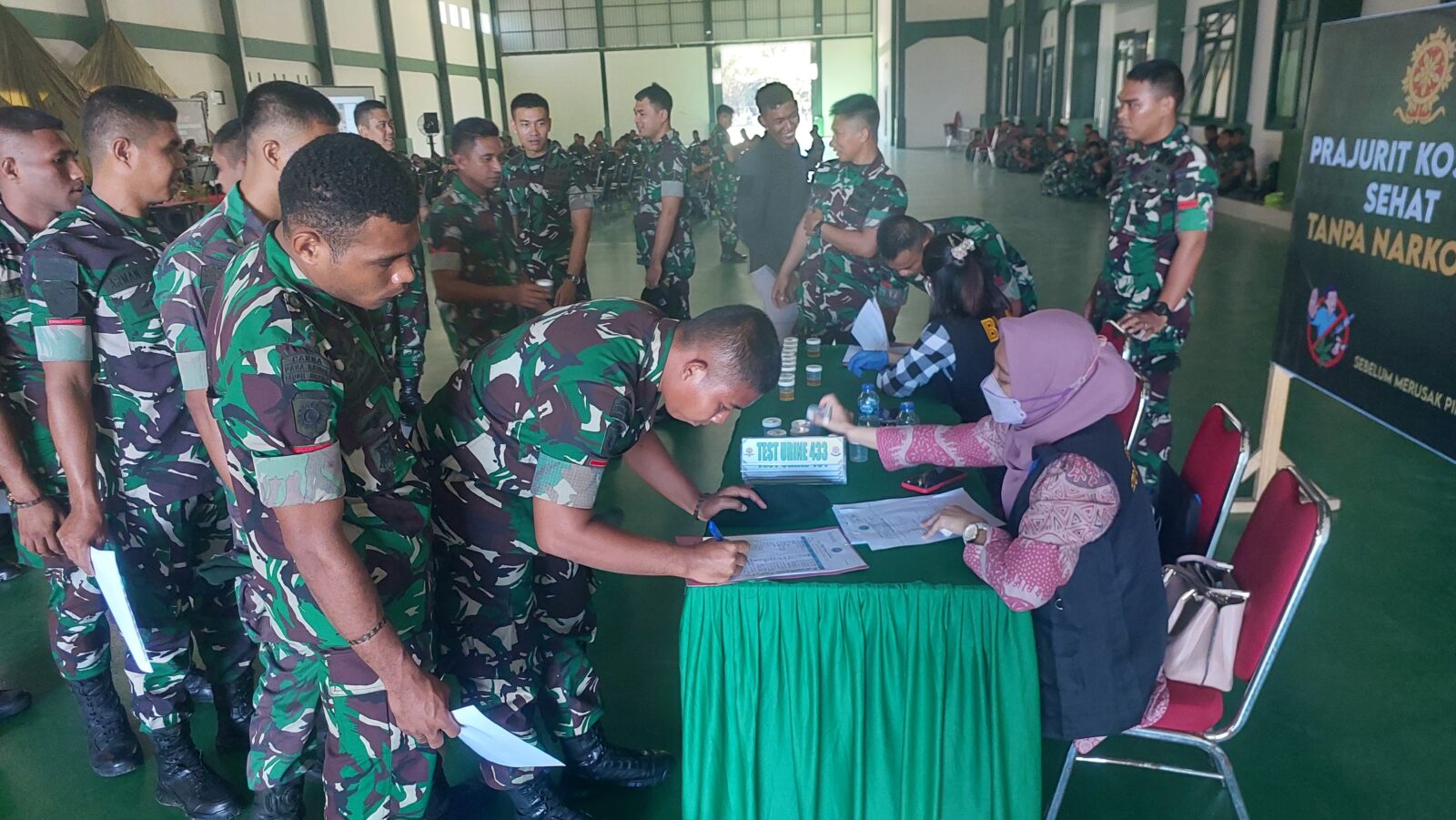 SOSIALISASI PENCEGAHAN PENYALAHGUNAAN DAN PEREDARAN GELAP NARKOBA DAN DETEKSI DINI ANGGOTA TNI SOSIALISASI PENCEGAHAN PENYALAHGUNAAN DAN PEREDARAN GELAP NARKOBA DAN DETEKSI DINI ANGGOTA TNI