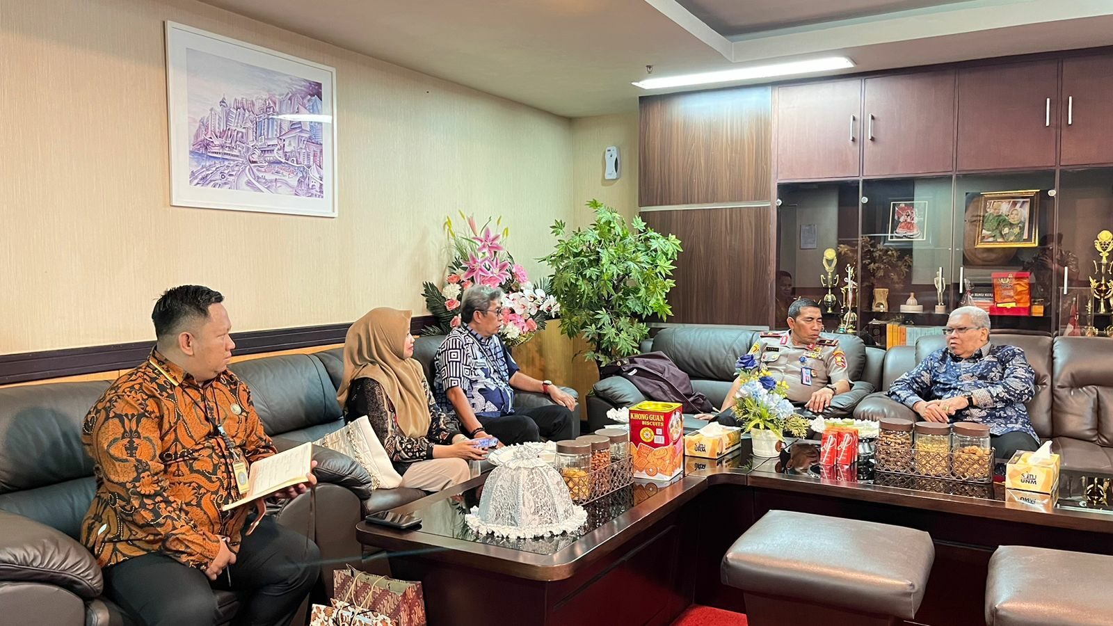 PERTAHANKAN SINERGITAS, KEPALA BNNP SULAWESI SELATAN MENGAJAK REKTOR UNM MAKASSAR DALAM PROGRAM KAMPUS BERSINAR PERTAHANKAN SINERGITAS, KEPALA BNNP SULAWESI SELATAN MENGAJAK REKTOR UNM MAKASSAR DALAM PROGRAM KAMPUS BERSINAR