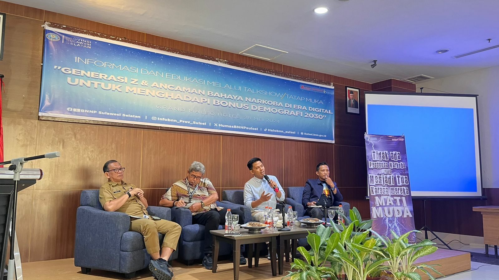 DISEMINASI DAN INFORMASI MELALUI TALKSHOW TATAP MUKA P4GN DILINGKUNGAN PENDIDIKAN "Generasi Z & Bahaya Narkoba di Era Digital" DISEMINASI DAN INFORMASI MELALUI TALKSHOW TATAP MUKA P4GN DILINGKUNGAN PENDIDIKAN “Generasi Z & Bahaya Narkoba di Era Digital”