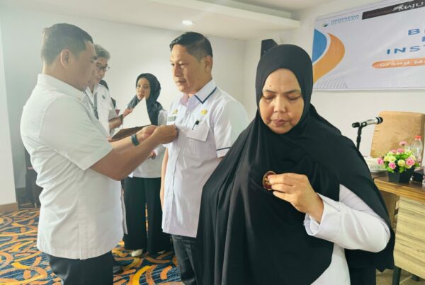 KEPALA BNNP SULAWESI SELATAN MENGUKUHKAN PENGGIAT P4GN PADA BIMTEK DILINGKUNGAN PEMERINTAH