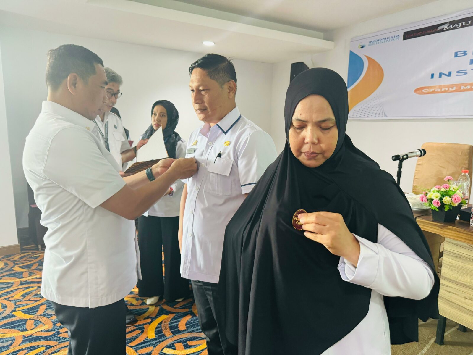 KEPALA BNNP SULAWESI SELATAN MENGUKUHKAN PENGGIAT P4GN PADA BIMTEK DILINGKUNGAN PEMERINTAH KEPALA BNNP SULAWESI SELATAN MENGUKUHKAN PENGGIAT P4GN PADA BIMTEK DILINGKUNGAN PEMERINTAH