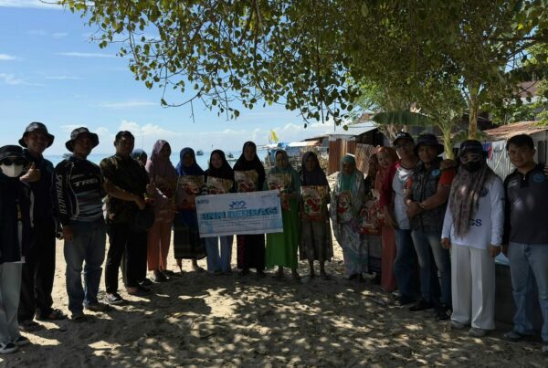 PRA HANI 2024, BNNP SULAWESI SELATAN BERBAGI BERKAH BANSOS KE PEMUKIMAN WARGA PESISIR PULAU KODINGARENG