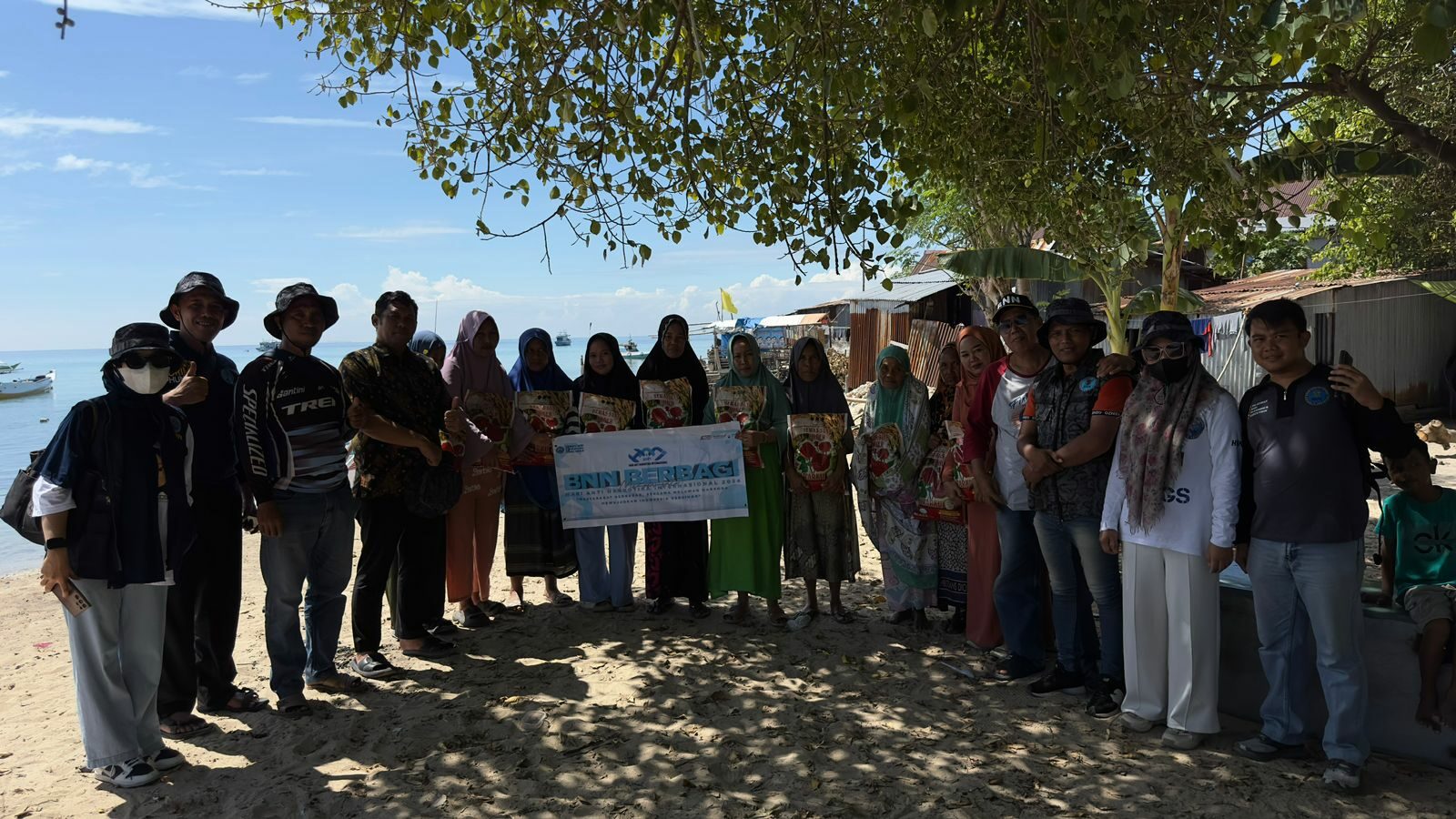 PRA HANI 2024, BNNP SULAWESI SELATAN BERBAGI BERKAH BANSOS KE PEMUKIMAN WARGA PESISIR PULAU KODINGARENG