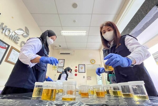BERSINERGI UNTUK MEWUJUDKAN LINGKUNGAN KERJA BERSINAR, BNNP SULSEL LAKUKAN DETEKSI DINI TES URINE KARYAWAN PT. PERTAMINA PATRA NIAGA REGIONAL SULAWESI