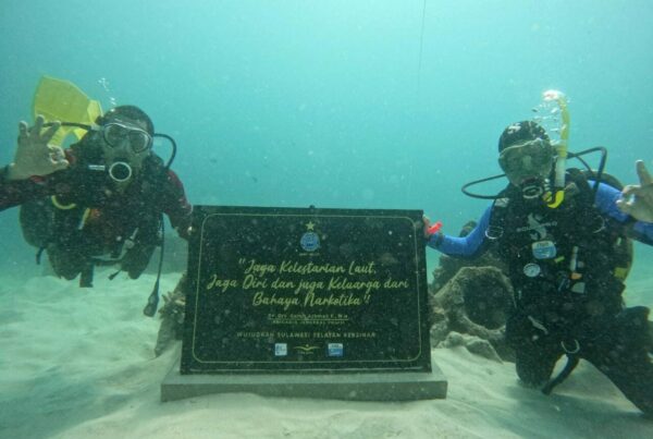 KEPALA BNNP SULSEL LAKUKAN PENYELAMAN PEMASANGAN PRASASTI DIBAWAH LAUT PASCA HANI 2024 DAN BERSIH-BERSIH PESISIR PULAU SAMALONA BERSAMA SELURUH PERSONIL