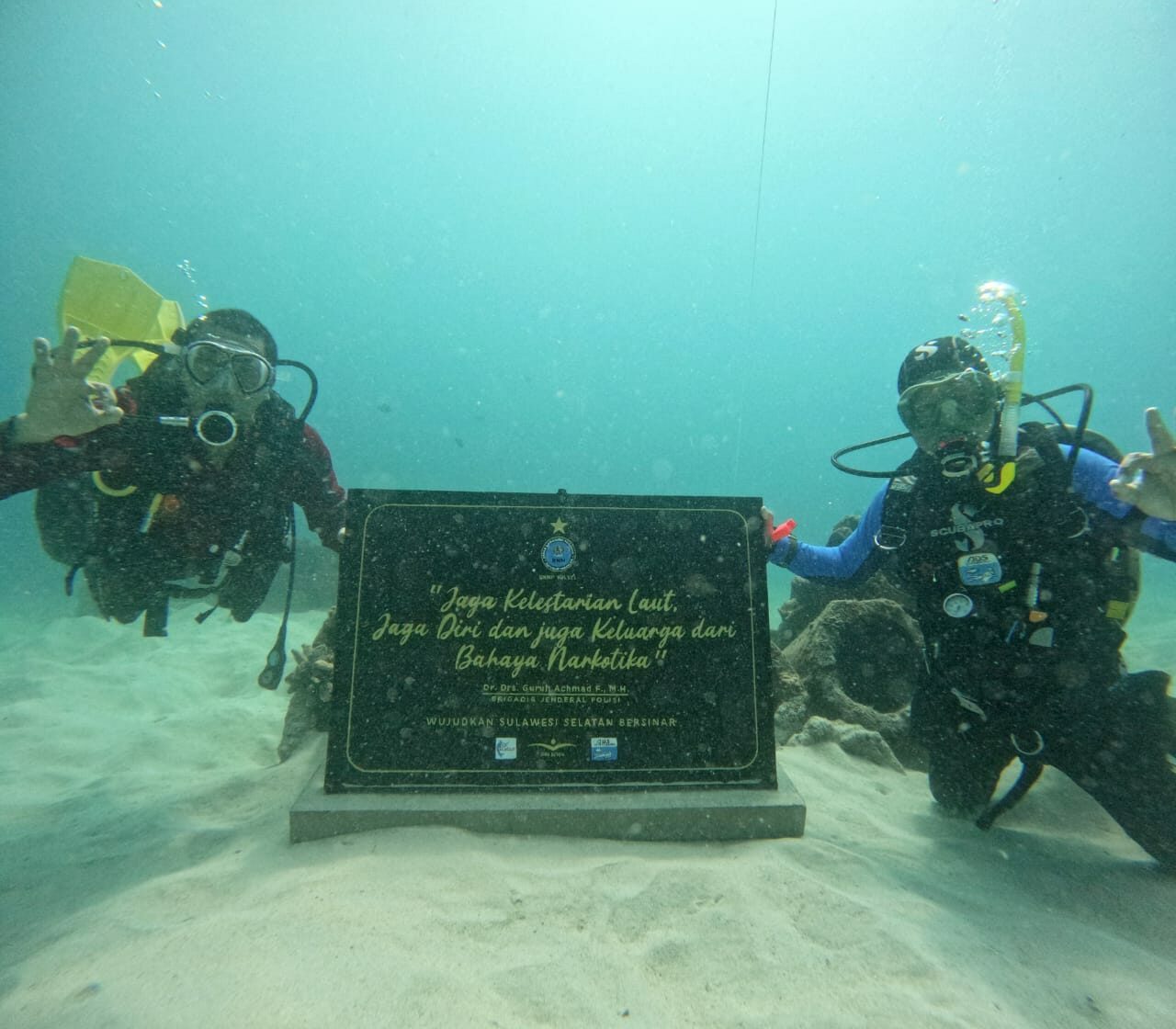 KEPALA BNNP SULSEL LAKUKAN PENYELAMAN PEMASANGAN PRASASTI DIBAWAH LAUT PASCA HANI 2024 DAN BERSIH-BERSIH PESISIR PULAU SAMALONA BERSAMA SELURUH PERSONIL
