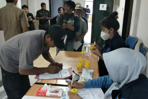 BERSINERGI UNTUK MEWUJUDKAN LINGKUNGAN KERJA BERSINAR, BNNP SULSEL LAKUKAN DETEKSI DINI TES URINE KARYAWAN PT. SAHITYA MITRATECH UTAMA