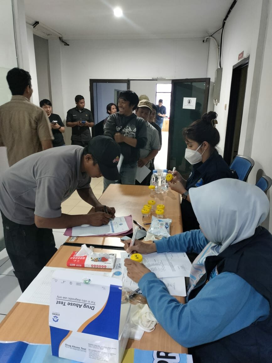 BERSINERGI UNTUK MEWUJUDKAN LINGKUNGAN KERJA BERSINAR, BNNP SULSEL LAKUKAN DETEKSI DINI TES URINE KARYAWAN PT. SAHITYA MITRATECH UTAMA BERSINERGI UNTUK MEWUJUDKAN LINGKUNGAN KERJA BERSINAR, BNNP SULSEL LAKUKAN DETEKSI DINI TES URINE KARYAWAN PT. SAHITYA MITRATECH UTAMA