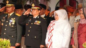 Kepala BNNP Sulawesi Selatan Didampingi Ketua DWP BNNP Sulawesi Selatan Menghadiri Upacara Penurunan Bendera HUT Kemerdekaan RI ke 79