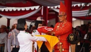 Kepala BNNP Sulawesi Selatan Didampingi Ketua DWP BNNP Sulawesi Selatan Menghadiri Upacara Penurunan Bendera HUT Kemerdekaan RI ke 79